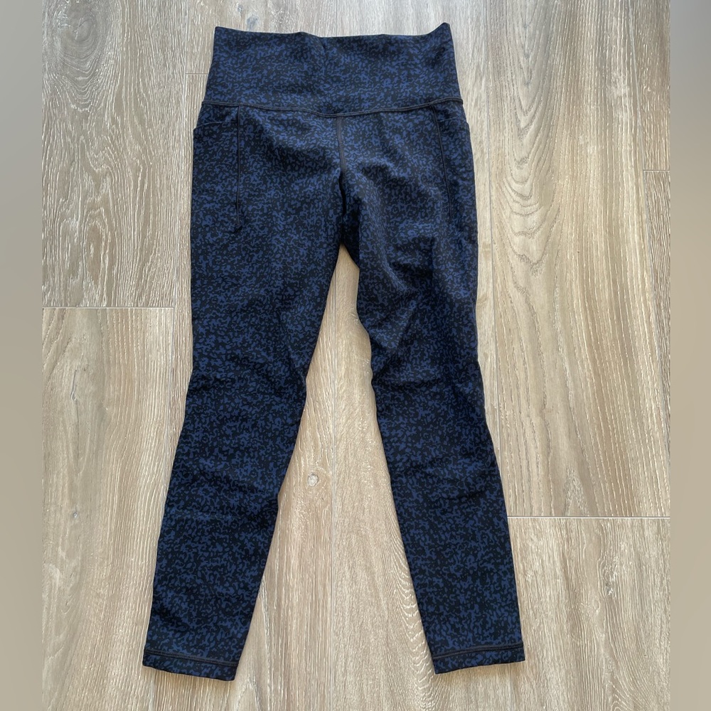 Athleta salutation stash pocket leggings Small
